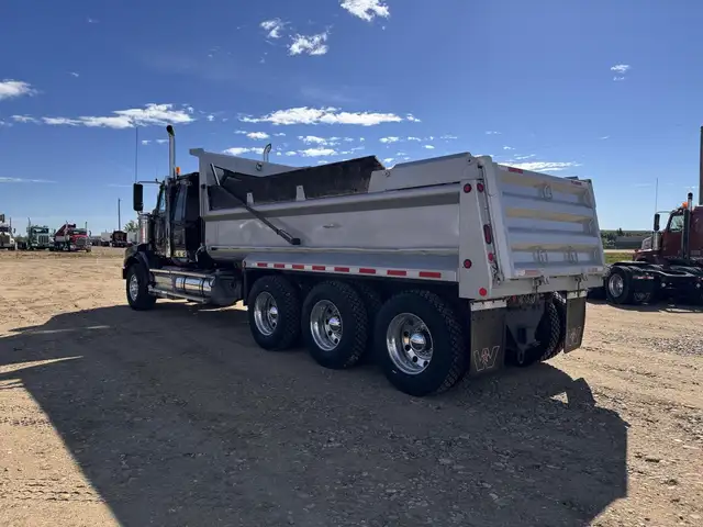 2015 WESTERN STAR 4900 in Heavy Trucks in Kamloops - Image 9