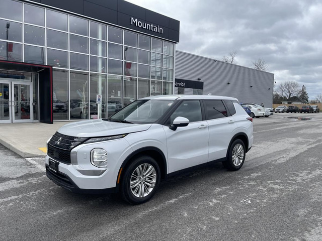 2022 Mitsubishi Outlander ES in Cars & Trucks in Hamilton