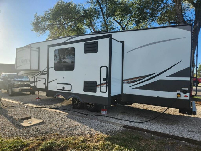 2021 FOREST RIVER ULTRA LIGHT 2891BH FIFTH WHEEL: $276 BW! in Travel Trailers & Campers in City of Toronto - Image 4