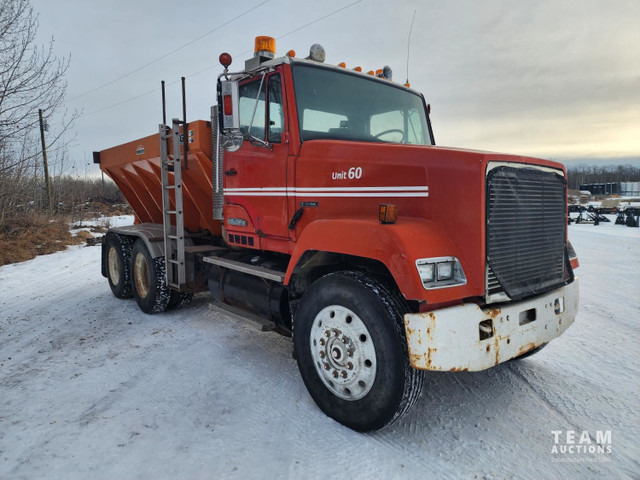 1987 Freightliner T/A Sanding Truck in Heavy Trucks in Calgary - Image 2