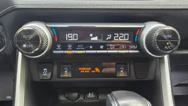 2019 Toyota RAV4 XLE Sunroof , Leather Heated Seats,Heated Steri in Cars & Trucks in City of Toronto - Image 19
