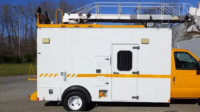 2015 ford Econoline E-450 Cube Van With Bucket in Heavy Trucks in Richmond - Image 10