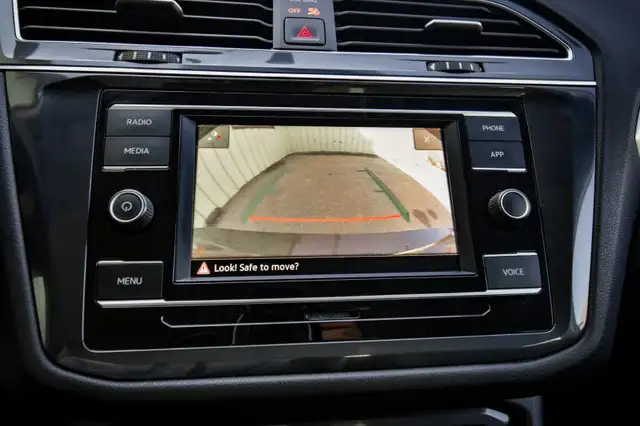 2021 Volkswagen Tiguan Trendline 4MOTION • HEATED SEATS • CP/AA dans Autos et camions dans Ottawa - Image 24