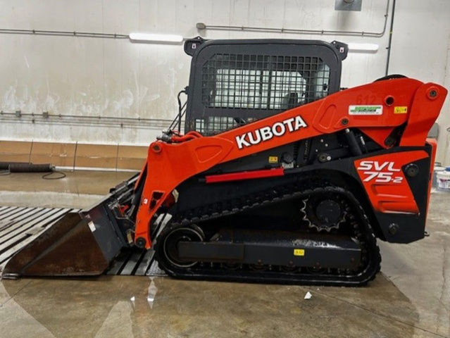 2016 Kubota SVL75-2 in Farming Equipment in Brandon