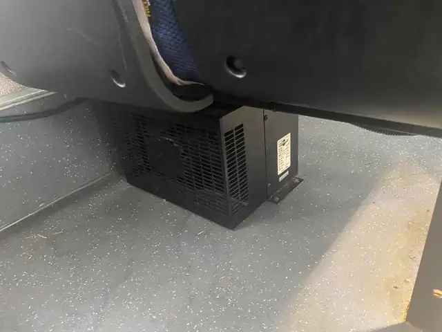 2017 chevrolet Express G4500 21 Passenger Bus With Wheelchair Ac in Heavy Trucks in Richmond - Image 33