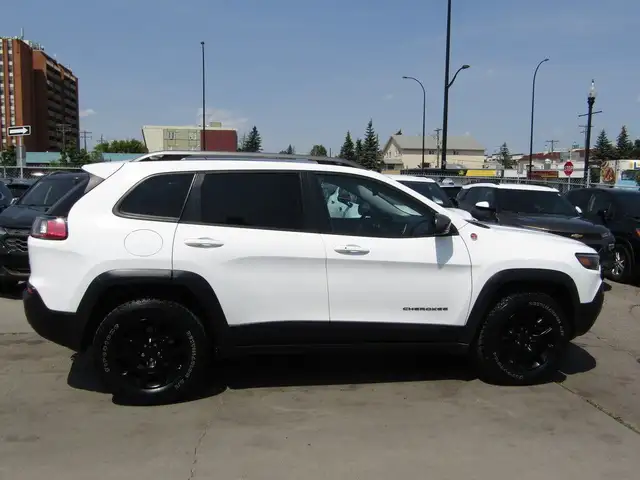 2019 Jeep Cherokee TRAILHAWK ELITE 4x4 B.S.A/NAV/CAM/PANOROOF/73 in Cars & Trucks in Calgary - Image 8