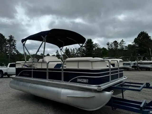 2014 18' SUNCHASER PONTOON 40HP 4-STROKE EFI 60 HOURS! in Powerboats & Motorboats in Peterborough - Image 8