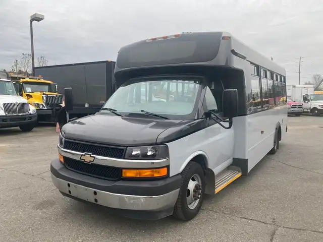 2017 chevrolet Express G4500 21 Passenger Bus With Wheelchair Ac in Heavy Trucks in Richmond - Image 2