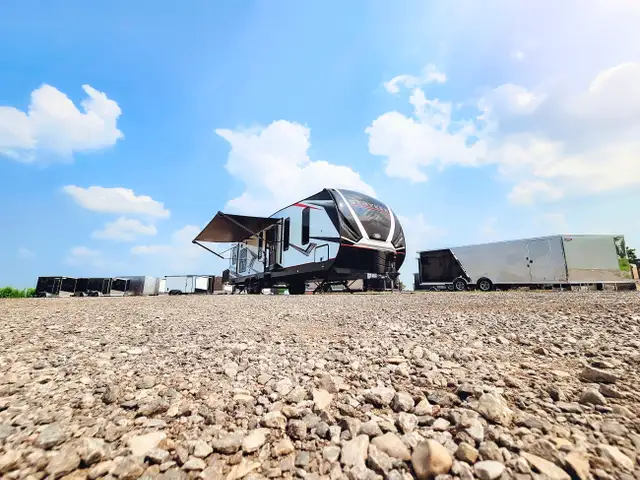 TOY HAULER CLEARANCE -STYKER 3414 W/REAR PATIO DECK UNDER COST in RVs & Motorhomes in London - Image 4