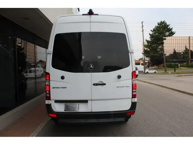 2015 Mercedes-Benz Sprinter 144\" - HIGH ROOF - DIESEL in Cars & Trucks in City of Toronto - Image 3