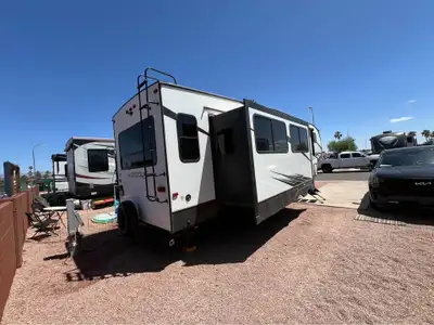 APPLY NOW: https://www.ridecollective.ca/get-pre-approved The 2020 KEYSTONE HIDEOUT 320MBDS 39FT is...