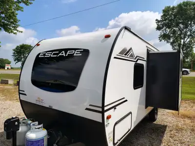 Pack your bags and head to the campsite for a comfortable camping trip with this travel trailer! Dep...