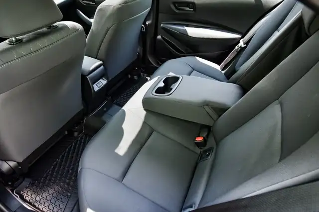 2024 Toyota Corolla LE - Heated Seats - Apple CarPlay dans Autos et camions dans Ottawa - Image 28