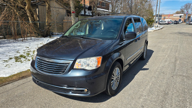 2014 Chrysler Town & Country Touring Reverse Camera , Remote Sta in Cars & Trucks in City of Toronto - Image 2