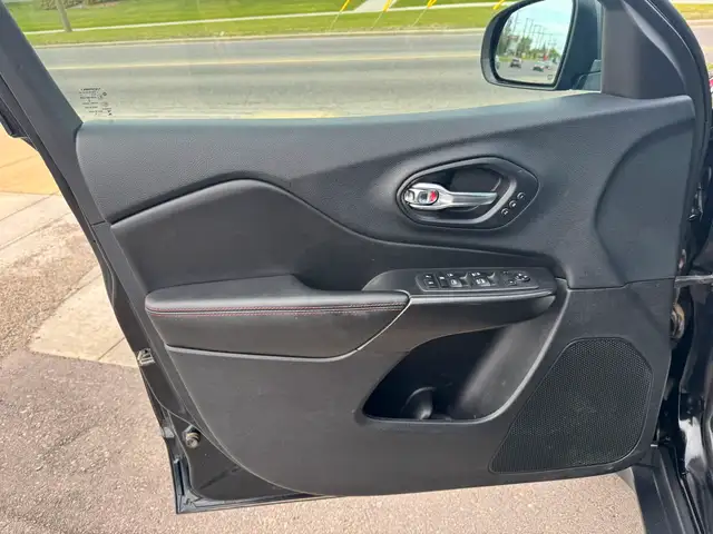 2019 Jeep Cherokee Trailhawk 3.2L 4WD in Cars & Trucks in Calgary - Image 18