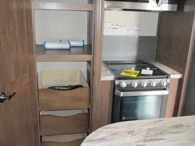 2019 SIERRA 387MKOK-LOADED LUXURY 5TH WHEEL EASY FINANCING! in Travel Trailers & Campers in Ottawa - Image 14