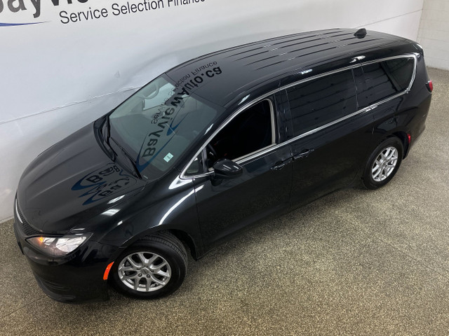 2022 Chrysler Grand Caravan SXT SXT/DUAL POWER DOOR/MORE! in Cars & Trucks in Belleville - Image 2