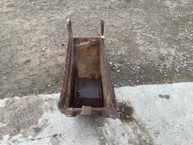 12in. - Bucket - Excavator in Heavy Equipment in Chatham-Kent - Image 2