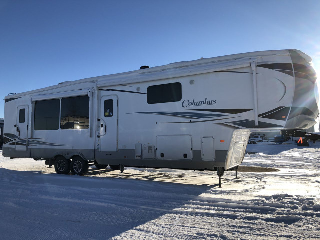 2023 Forest River Columbus 384RK  5th Wheel - Rear Kitchen  in Travel Trailers & Campers in St. Albert - Image 3
