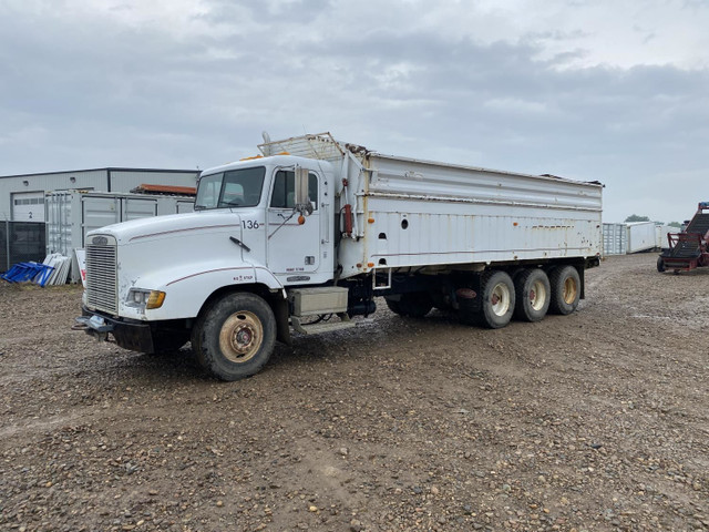 1994 Freightliner Tri-Drive Day Cab Live Bottom Truck FLD112 in Heavy Trucks in Edmonton