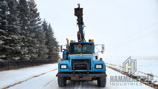 MACK RD688S Boom Picker Semi Truck With Winch dans Camions lourds  à Ville d’Edmonton - Image 2
