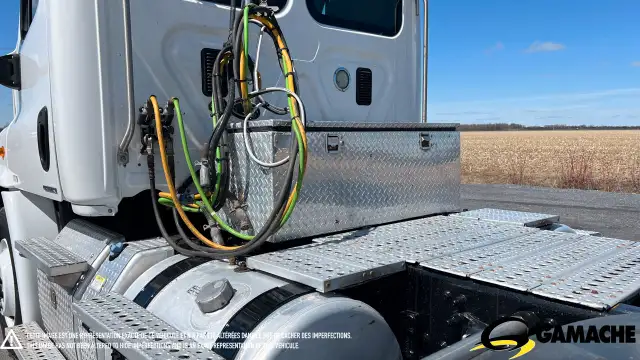 2011 FREIGHTLINER CASCADIA CA113DC DAY CAB in Heavy Trucks in Chilliwack - Image 11