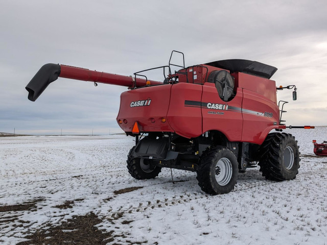 2007 Case IH Class 8 Combine 8010 in Farming Equipment in Regina - Image 4