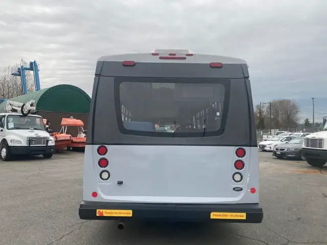 2017 chevrolet Express G4500 21 Passenger Bus With Wheelchair Ac in Heavy Trucks in Richmond - Image 5