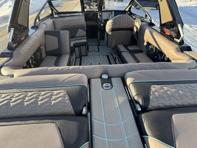 2025 Centurion Ri230 in Powerboats & Motorboats in Kelowna - Image 8