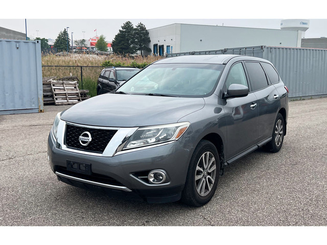 2016 Nissan Pathfinder S As-Is/cloth Interior/FWD/AM/FM stereo | in Cars & Trucks in City of Toronto - Image 4