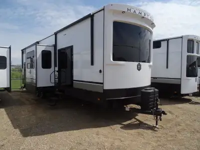 2025 CrossRoads RV Hampton HP388FKL Looking for an extended stay trailer, but don't want to sacrific...