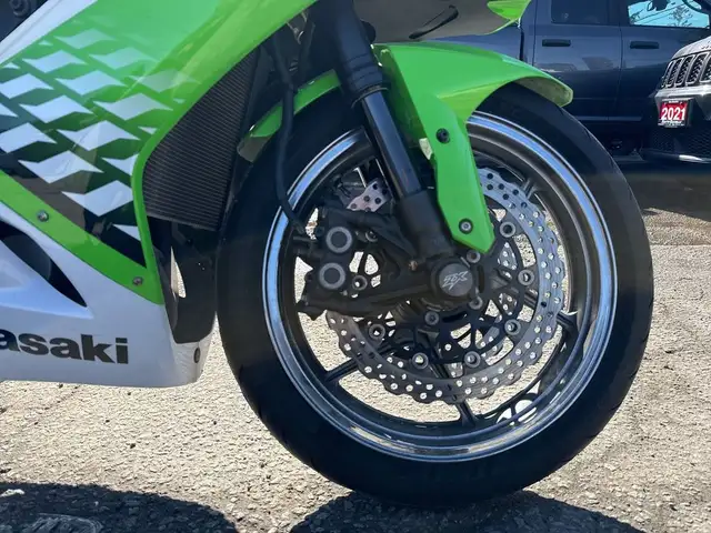 2010 Kawasaki Ninja ZX-10R ~ NINJA ZX10R ~ LOW KMS ~ ROCKET ~ CO in Sport Bikes in City of Toronto - Image 10
