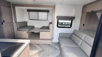 Palomino Trailer PAT186RBS Enjoy the luxury of having both a dinette and a couch in this just under... (image 3)