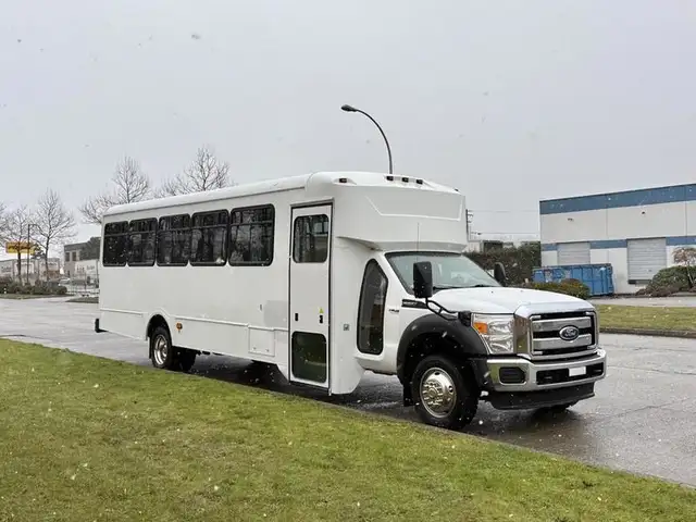 2011 ford F-550 31 Passenger Bus Powerstroke Diesel in Heavy Trucks in Richmond - Image 3