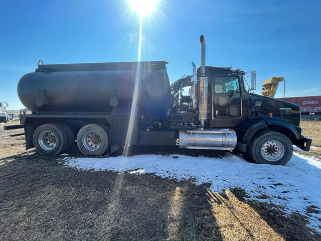 2004 Kenworth T800 Pressure Truck for sale in Heavy Trucks in Edmonton - Image 3