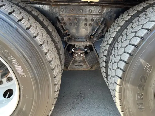 2010 Kenworth T800 in Heavy Equipment in St-Georges-de-Beauce - Image 9