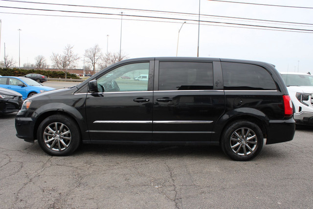 2015 Chrysler Town & Country in Cars & Trucks in Oakville / Halton Region - Image 4