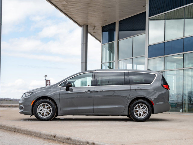 2025 Chrysler Pacifica Select in Cars & Trucks in Barrie - Image 4