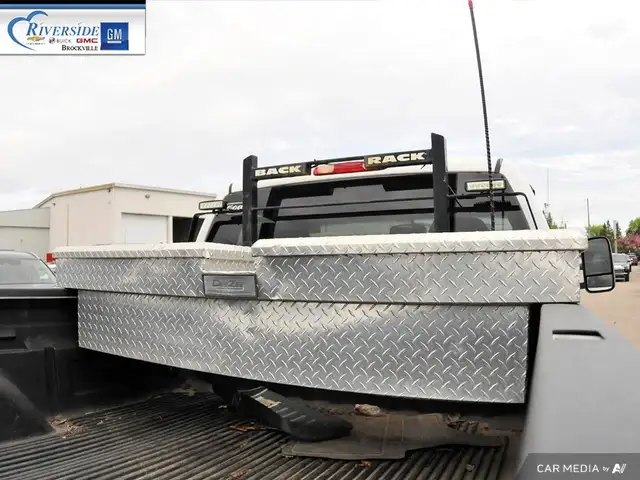 2006 GMC Sierra 2500HD SL in Cars & Trucks in Brockville - Image 15