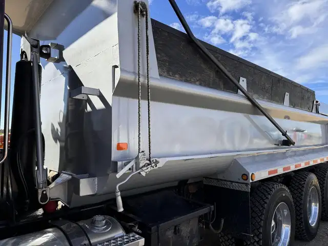 2015 WESTERN STAR 4900 in Heavy Trucks in Kamloops - Image 11