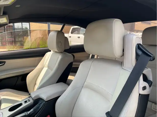 2011 BMW 3 Series Cabriolet 335is in Cars & Trucks in Mississauga / Peel Region - Image 17