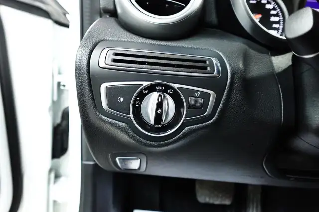2016 Mercedes-Benz C-Class LOW KM,NO ACCIDENT,ONE OWNER,AWD,C 30 in Cars & Trucks in City of Toronto - Image 31