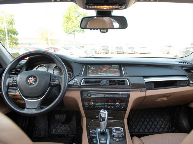 2014 BMW 7 Series AWD Twin-Turbo V8, Sunroof, Harman/Kardon in Cars & Trucks in Calgary - Image 3