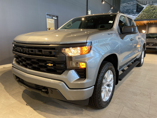 2023 Chevrolet Silverado 1500 Crew Cab 4x4 Custom / Standard Box in Cars & Trucks in Edmonton