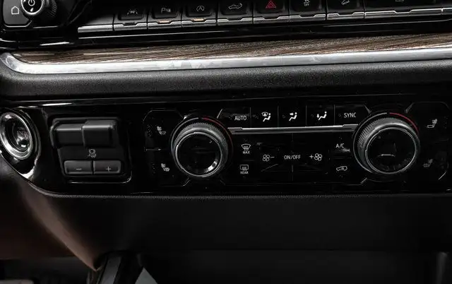 2023 Chevrolet Silverado 1500 RST CREWCAB 4X4 LEATHER dans Autos et camions dans Comté de Strathcona - Image 13