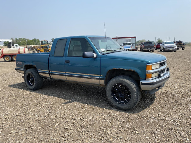 1998 Chevrolet Silverado in Cars & Trucks in Edmonton - Image 2
