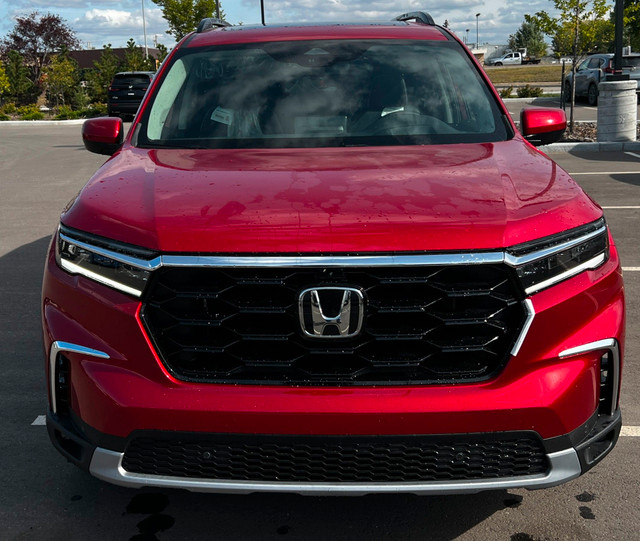 2025 Honda Pilot Touring **POWER HANDS-FREE LIFTGATE**MEMORY... in Cars & Trucks in Grande Prairie - Image 2