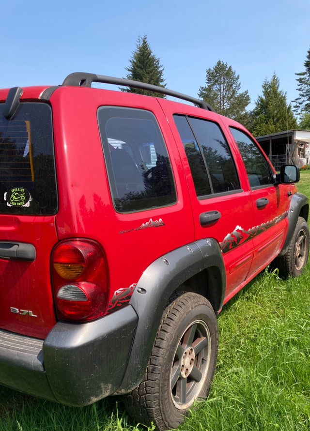 Jeep Liberty Sport 2003 for parts but runs fine in Cars & Trucks in Comox / Courtenay / Cumberland - Image 3