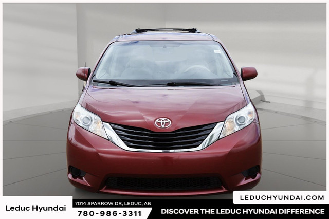 2013 Toyota Sienna LE 17-inch alloy wheels, Three-zone automatic in Cars & Trucks in Edmonton - Image 2