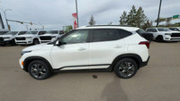 This Kia Seltos is equipped with: Cloth Seats, Heated front seats, Heated steering wheel, Air Condit... (image 7)
